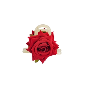Pince à cheveux fleur rose en tissu rouge avec feuilles vertes sur base blanc crème