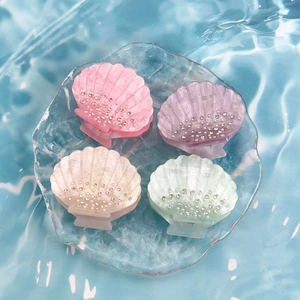 Lot de quatre pinces à cheveux en forme de coquillage avec strass et couleurs pastel