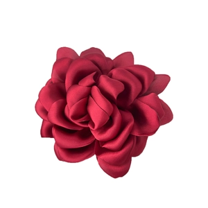 Élégante pince à cheveux fleur de rose en satin rouge foncé aux pétales réalistes