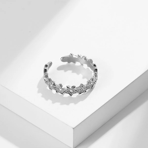 Minimalistische zilveren ster open ring met zirkonia op witte geometrische standaard