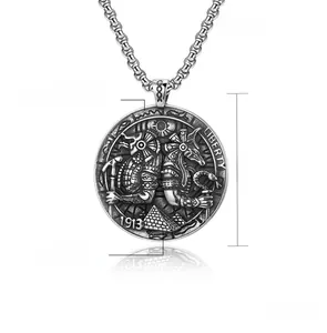 Détail du pendentif Anubis de 45mm avec symboles égyptiens et chaîne de 3,5mm de large