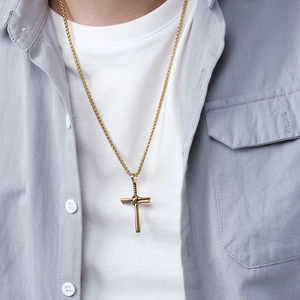 Heren gouden roestvrijstalen kruis ketting met honkbalknuppel ontwerp op een model