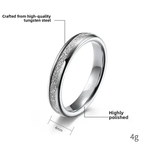 Dettaglio macro dell'anello in carburo di tungsteno 4mm con motivo a meteorite lucido