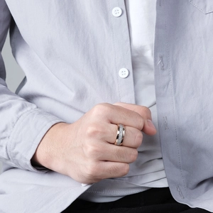 Bague en tungstène 8mm pour homme avec bords en or rose et finition mate brossée