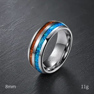 Detail eines 8mm Wolframcarbid Rings mit Holzmaserung und blauem Opal-Inlay