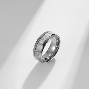 Anello nuziale in carburo di tungsteno lucido con inserto testurizzato e bordi argento