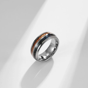 Makro-Detail des Wolframrings mit natürlicher Holzeinlage und irisierender blauer Opalschicht