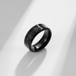 Vista macro dell'anello in carburo di tungsteno nero con esclusivo motivo a fulmini argento