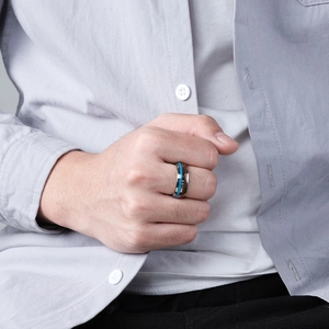 Polierter Wolframstahl-Ring mit edler Holzmaserung und blauer Opal-Einlage im Design