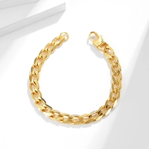 Dettaglio di un bracciale a catena barbazzale dorata spessa con chiusura a moschettone