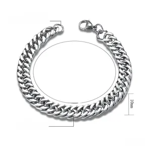 Détail d'un bracelet gourmette en acier poli avec fermoir mousqueton, largeur 10 mm, longueur 220 mm