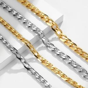 Bracciali a catena cubana minimalisti in oro e argento su un supporto geometrico