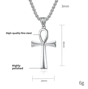 Macro d'un pendentif croix Ankh de 45mm en acier poli brillant avec chaîne de 3mm