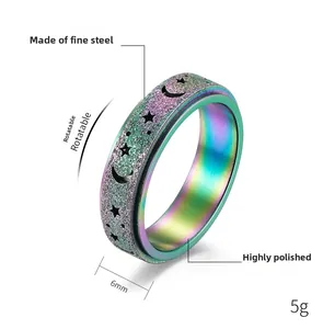 Vue détaillée de la bague tournante arc-en-ciel de 6 mm avec motifs d'étoiles et de lune