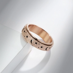 Bague anti-stress en acier rose avec motifs ajourés d'étoiles et de lune sablées