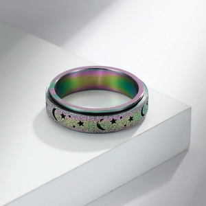 Bague rotative arc-en-ciel en acier avec finition givrée et motifs étoiles lunes