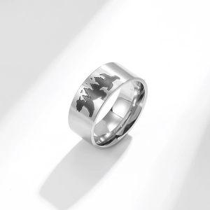 Bague en acier inoxydable poli argenté avec motifs de carte du monde gravés au laser