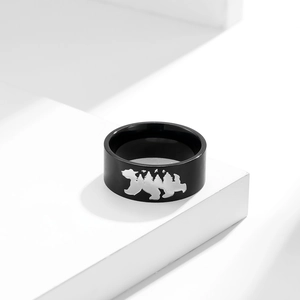 Gros plan détaillé d'une bague en titane noir avec gravure d'ours polaire et forêt