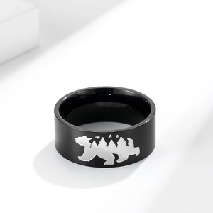 Bague en titane noir mat avec gravure d'ours polaire et de forêt, style minimaliste