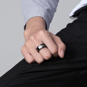 Bague large en acier titane noir avec silhouettes d'ours polaires et montagnes