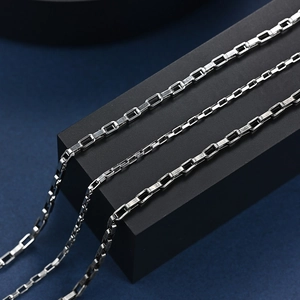 Trois chaînes vénitiennes en acier inoxydable argenté pour bijoux au style minimaliste