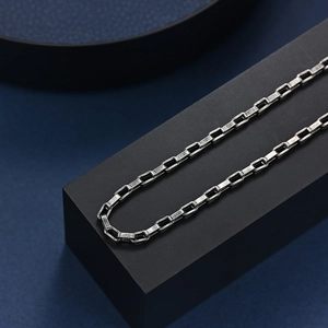 Collier minimaliste à chaîne box longue en acier inoxydable avec finition vieillie