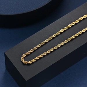 Détail de la chaîne torsadée en acier inoxydable plaqué or 18 carats avec texture polie