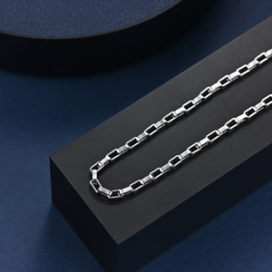 Chaîne box longue en acier inoxydable argenté pour homme sur présentoir sombre