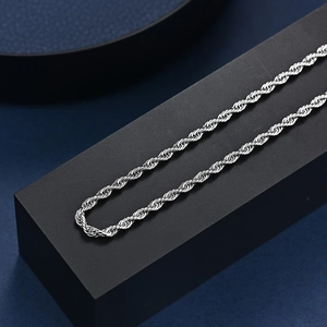 Détail macro de la chaîne corde en acier inoxydable argenté poli avec design torsadé
