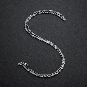 Chaîne collier O en acier inoxydable argenté avec fermoir mousqueton sur fond noir