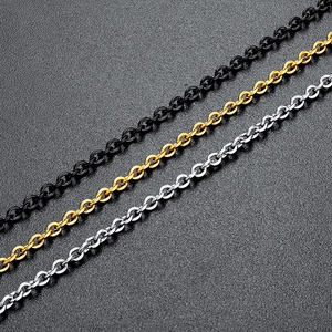 Vue macro de chaînes à maillons O en acier inoxydable noir, or et argent pour bijoux