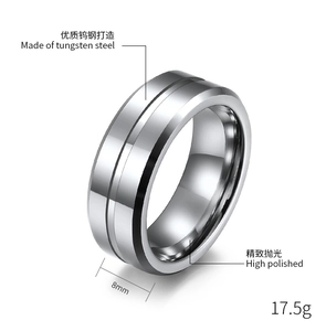 Makro-Detail von 8mm poliertem Wolframstahlring mit zentralem schwarzem Rillendesign