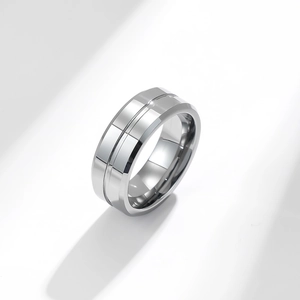 Detailaufnahme von Silber-Wolframring mit Mittelrille und polierten Schrägkanten