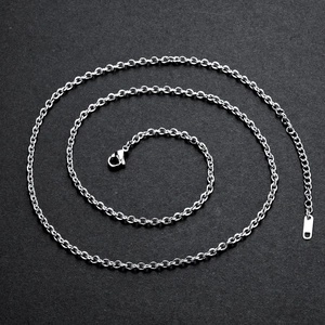 Collier chaîne en O en acier inoxydable poli avec fermoir mousqueton sur fond noir