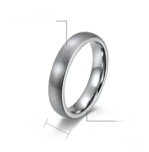 Dettaglio anello in tungsteno 4mm con finitura spazzolata grigia e interno lucido