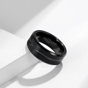 Detailansicht eines mattschwarzen Wolframrings mit gebürsteter Oberfläche und Nut