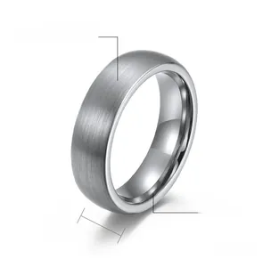 Dettaglio anello in tungsteno 6mm con finitura spazzolata e bordi lucidi lisci