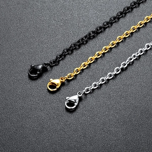 Trois chaînes en acier titane en noir, or et argent avec fermoirs mousquetons