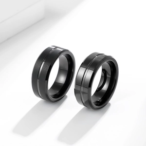 Minimalistische schwarze Wolframringe im Set mit gebürsteter und polierter Oberfläche und Nut