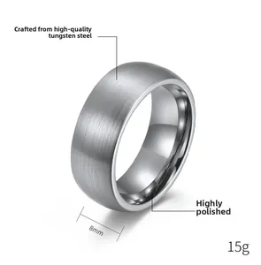 Dettaglio dell'anello in tungsteno 8mm con esterno spazzolato e interno lucido