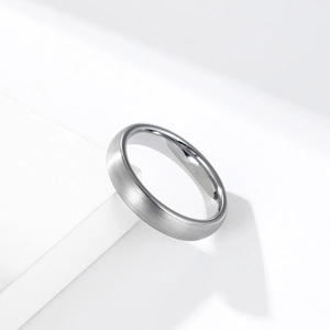 Anello minimalista in acciaio al tungsteno argento con finitura spazzolata su blocco bianco