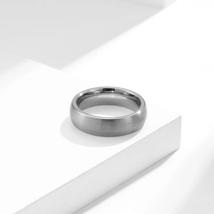 Anello minimalista in tungsteno con finitura satinata e superficie interna lucidata