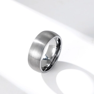 Macro della fascia dell'anello in acciaio al tungsteno spazzolato con interno lucido