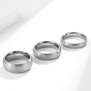Dettaglio di tre anelli in acciaio al tungsteno sabbiato da 4 mm 6 mm e 8 mm