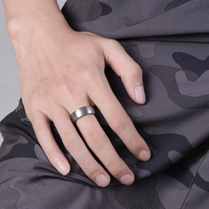 Anello minimalista da 8mm in acciaio al tungsteno spazzolato opaco con profilo a cupola