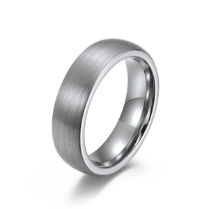 Anello in acciaio al tungsteno satinato con profilo arrotondato e interno lucido