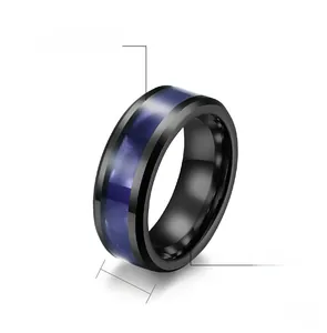 Détail de bague 8mm en acier titane noir avec incrustation en fibre de carbone