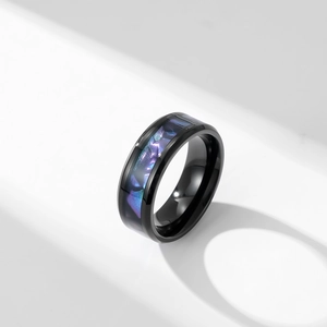 Bague en acier titane noir poli avec incrustation d'opale irisante pour hommes