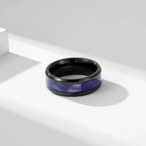 Bague homme en acier titane noir avec incrustation de nacre violette sur socle