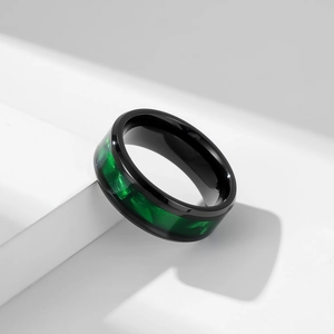 Bague pour homme en acier titane noir avec incrustation marbre vert sur marches